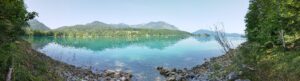 Panoramablick auf den Walchensee umgeben von Bergen und Wäldern