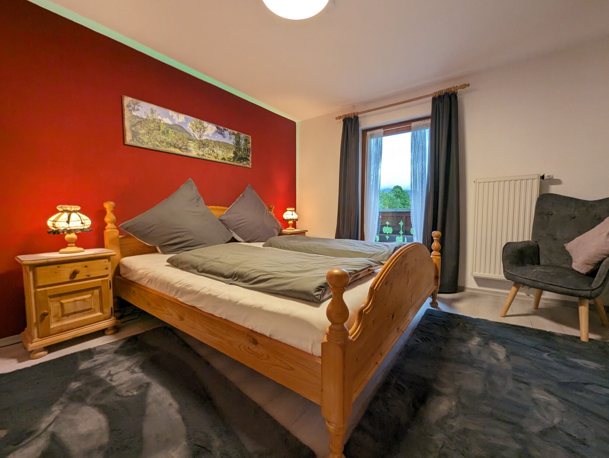 Helles Schlafzimmer im Süden des Ferienhauses Wiesenhof mit gemütlicher Einrichtung und Balkon
