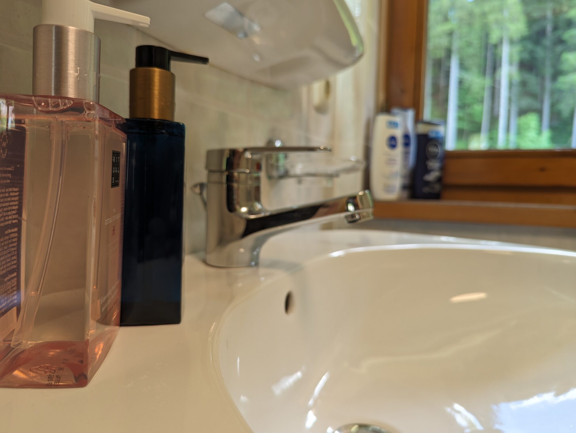 Modernes Badezimmer im Wiesenhof mit Blick ins Grüne