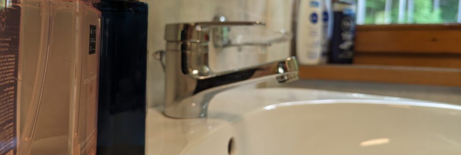 Modernes Badezimmer im Wiesenhof mit Blick ins Grüne