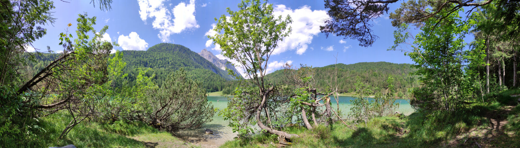 Kristallklares Wasser des Lautersees mit umliegenden Bergen und Wald