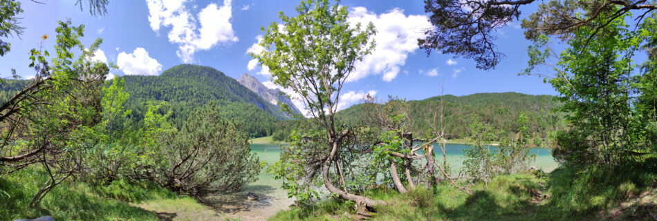 Kristallklares Wasser des Lautersees mit umliegenden Bergen und Wald
