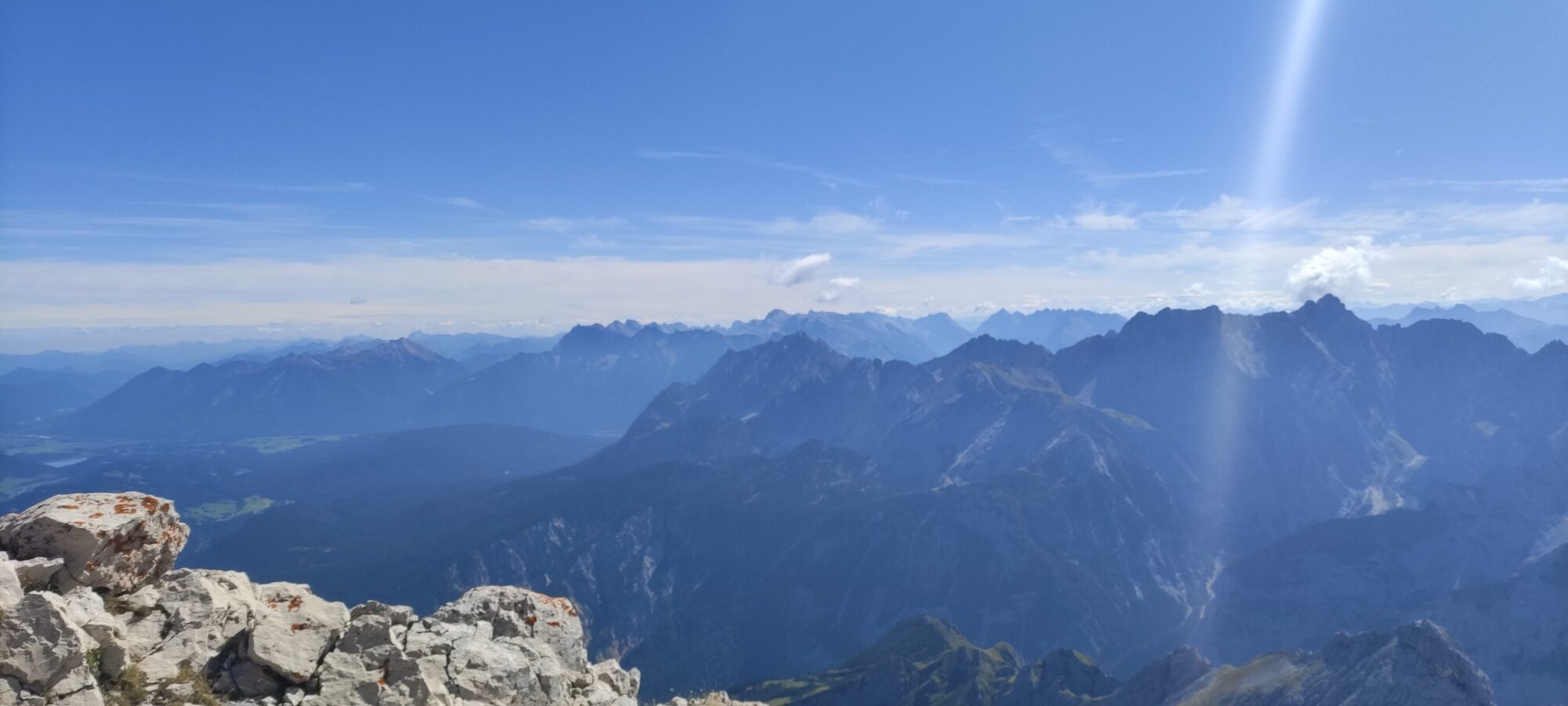 Blick von der Alpspitze auf das Wetterstein- und Karwendelgebirge