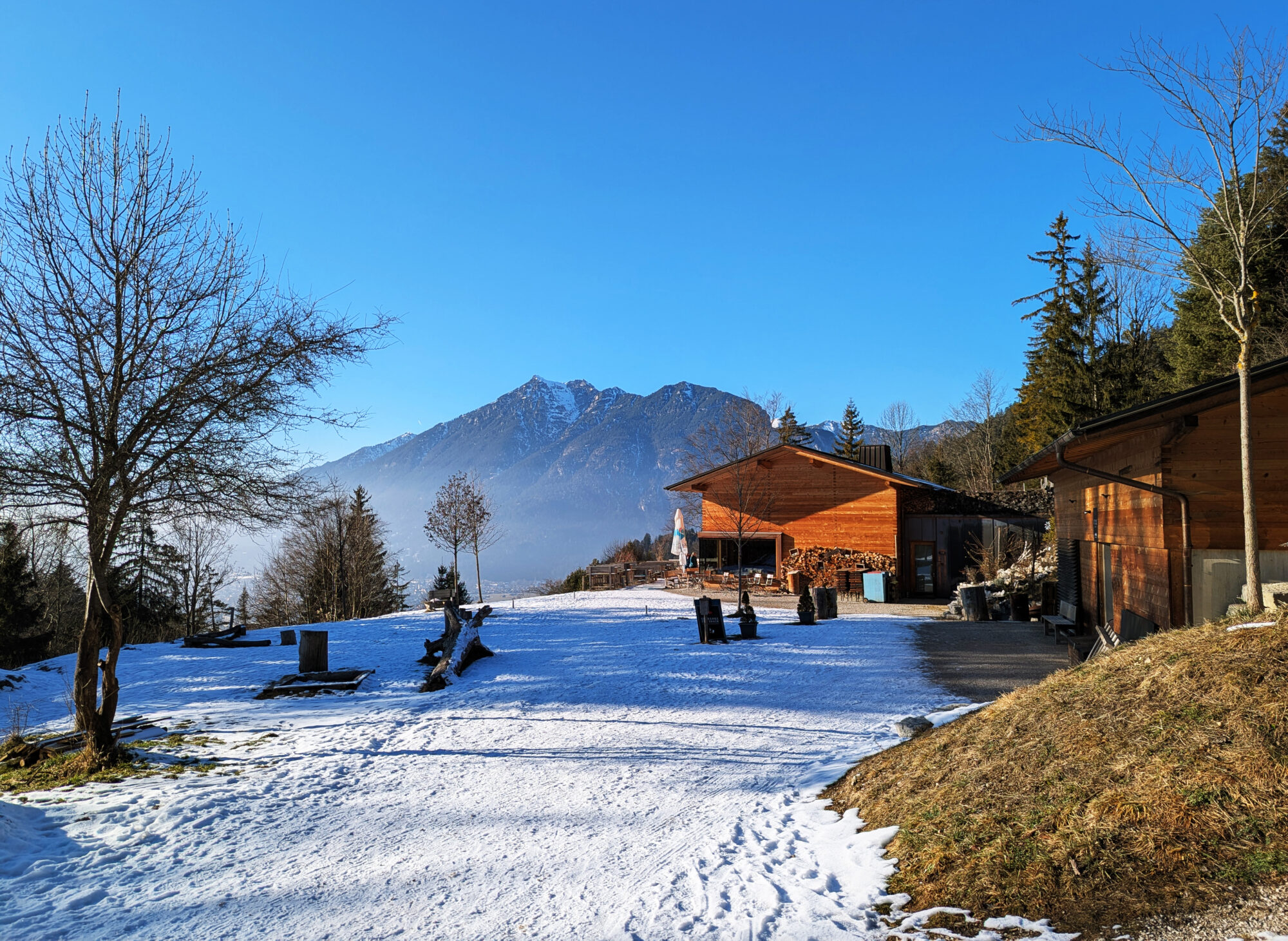 Winterliches Panorama von Garmisch-Partenkirchen, aufgenommen von der Tannenhütte.