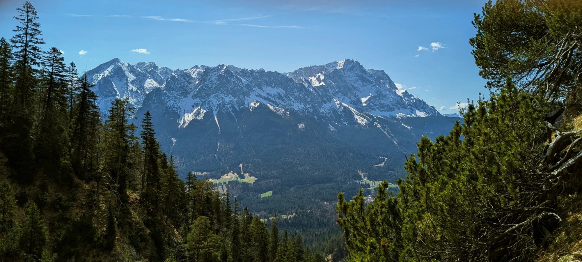 Zugspitzblick durch das Gebirgstal bei Garmisch