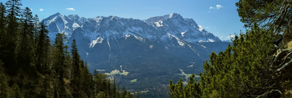 Zugspitzblick durch das Gebirgstal bei Garmisch