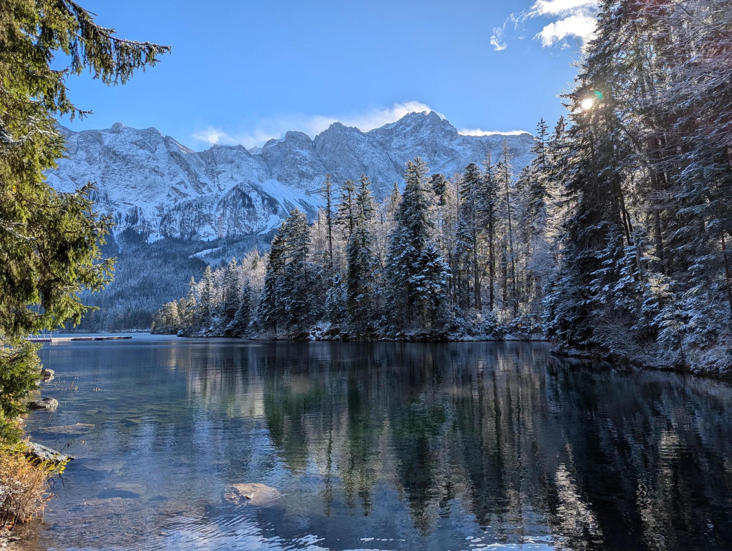 Eibsee mit Blick auf die Zugspitze beim ersten Schnee