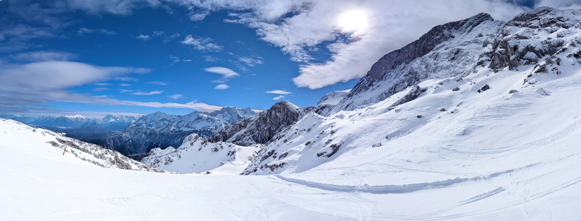 Skigebiet Garmisch-Classic: präperierte Pisten mit Fernblick in die Alpen