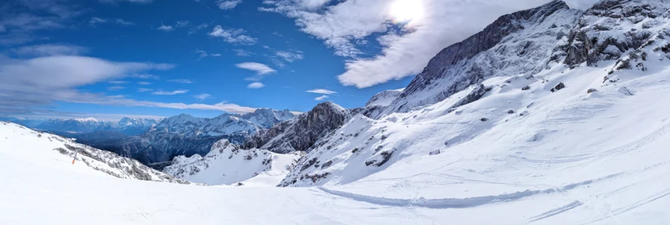 Skigebiet Garmisch-Classic: präperierte Pisten mit Fernblick in die Alpen