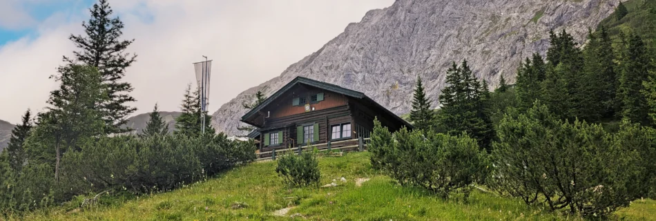 Hochlandhütte vor dem Wörnermassiv