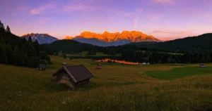 Alpenglühen bei Sonnenuntergang am Geroldsee mit Blick auf Karwendelgebirge