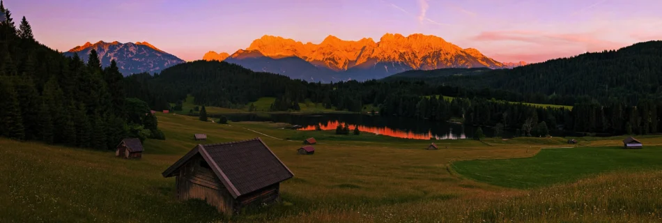 Alpenglühen bei Sonnenuntergang am Geroldsee mit Blick auf Karwendelgebirge