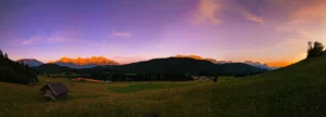 Alpenglühen über dem Geroldsee mit Zugspitze und Alpspitze