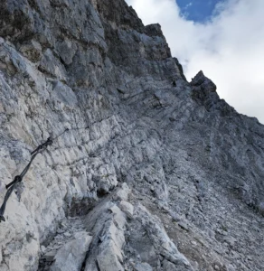 Gesicherter Steig an der Felswand auf dem Weg zur Alpspitze