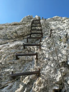 Metallleitern des Klettersteigs an der steilen Felswand zur Alpspitze