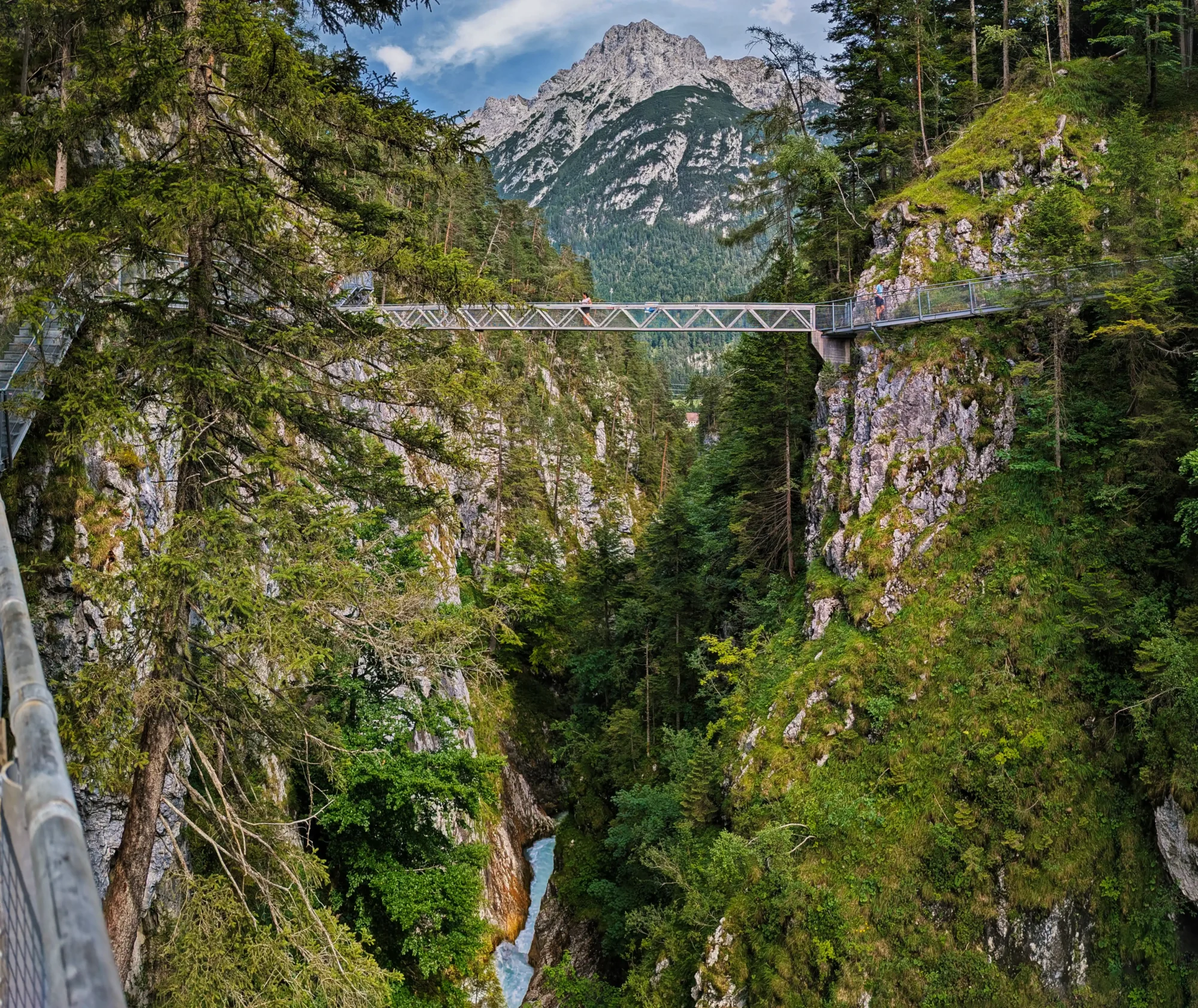 Tiefe Schlucht mit Hängebrücke in der Geisterklamm bei Mittenwald