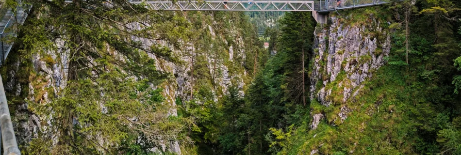 Tiefe Schlucht mit Hängebrücke in der Geisterklamm bei Mittenwald