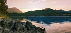 Walchensee Panorama bei Sonnenuntergang mit orange-violettem Himmel