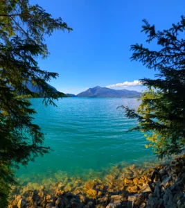 Walchensee mit Felsufer und Blick auf das Estergebirge