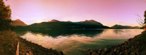 Sonnenuntergang über dem Walchensee mit rötlichem Himmel
