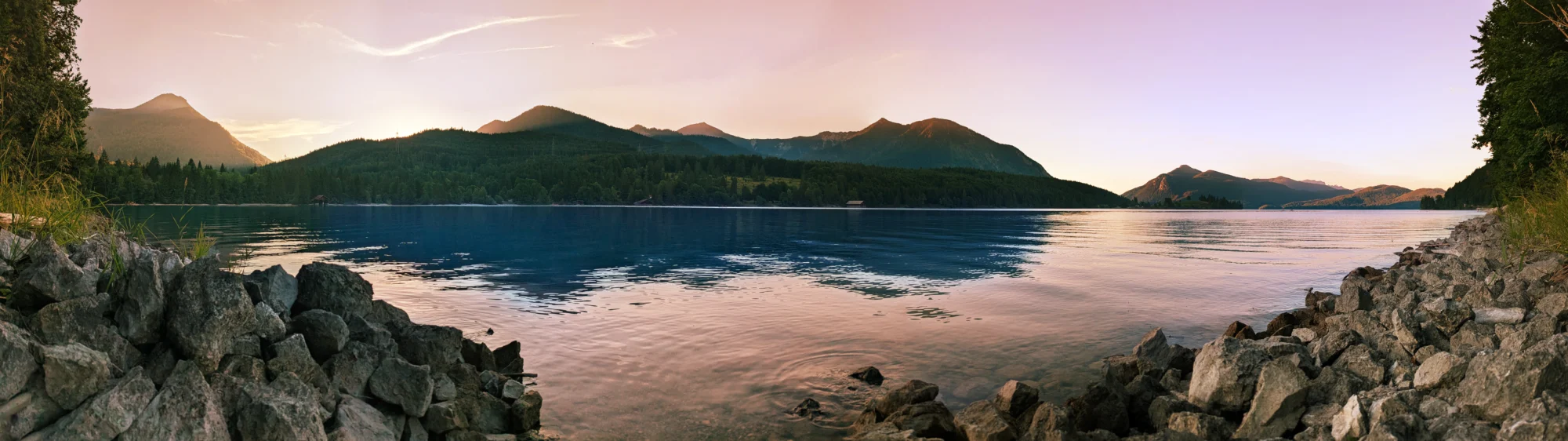 Panorama des Walchensees bei Sonnenuntergang mit Felsufer