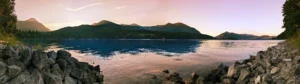 Panorama des Walchensees bei Sonnenuntergang mit Felsufer