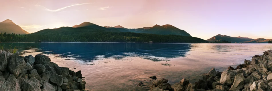 Panorama des Walchensees bei Sonnenuntergang mit Felsufer