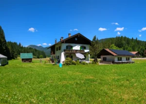 Sonnige Terrasse am Ferienhaus der Wiesenhof vor Wald und Bergen