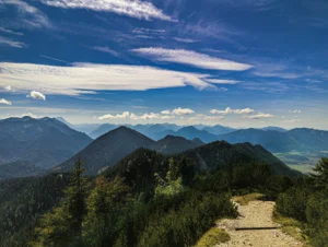 Fernblick vom Heimgarten über Bergketten und Täler der bayerischen Alpen – Ausgangspunkt Ferienhaus Wiesenhof Klais.