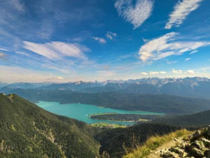 Walchensee vom Heimgarten aus mit Alpenhintergrund – Ausflugsmöglichkeit für Gäste des Ferienhauses Wiesenhof Klais.
