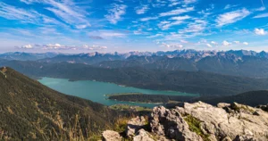 Blick vom Heimgarten auf den türkisfarbenen Walchensee mit Bergpanorama – Ausflug ab Ferienhaus Wiesenhof Klais.