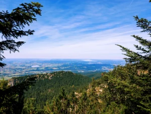 Fernblick vom Heimgarten Richtung Nordwesten mit weiten Feldern, Seen und Dörfern