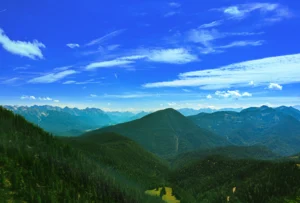Panoramablick vom Heimgarten über die bayerischen Alpen mit endlosen Bergketten und tiefgrünen Wäldern – Ausflug vom Ferienhaus der Wiesenhof in Klais.
