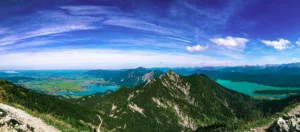 Blick vom Heimgarten über den türkisfarbenen Walchensee, den Kochelsee und das Alpenvorland – Wanderung nahe dem Ferienhaus Wiesenhof Klais.
