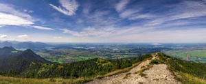 Panoramablick vom Heimgarten ins bayerische Alpenvorland mit weiten Tälern und Seen – Ausgangspunkt Ferienhaus Wiesenhof Klais.