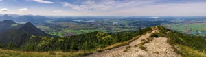 Panoramablick vom Heimgarten ins bayerische Alpenvorland mit weiten Tälern und Seen – Ausgangspunkt Ferienhaus Wiesenhof Klais.