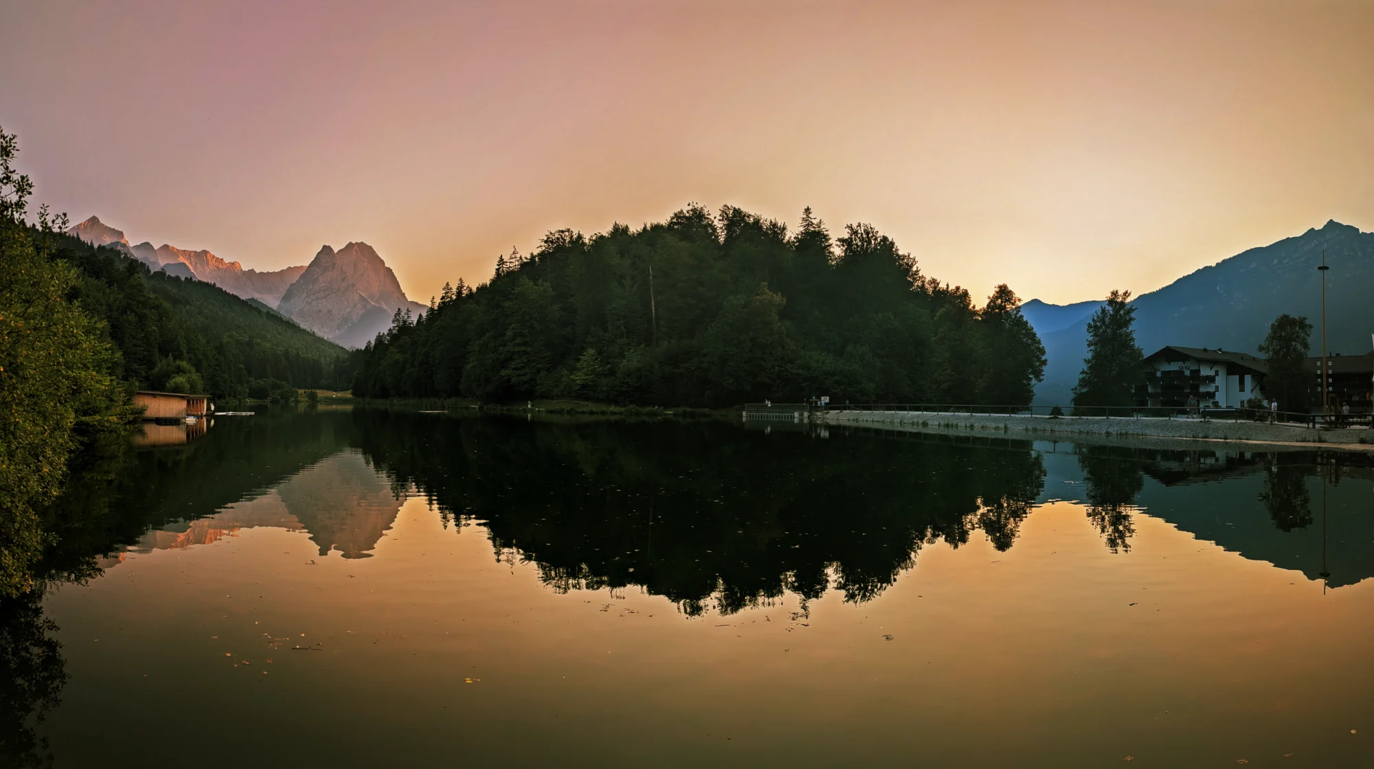Panorama des Riessersees mit Waxenstein, Alpspitze und umliegenden Bergen im Sonnenuntergang