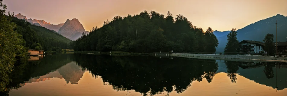 Panorama des Riessersees mit Waxenstein, Alpspitze und umliegenden Bergen im Sonnenuntergang