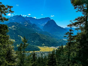 Aussicht vom Wank auf Garmisch-Partenkirchen und das Wettersteingebirge, ideales Ausflugsziel für Urlaub in Klais und Mittenwald.
