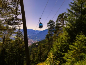 Wankbahn über dem Bergwald mit Blick ins Tal bei Garmisch-Partenkirchen, Ausflug in den Bayerischen Alpen nahe Klais.
