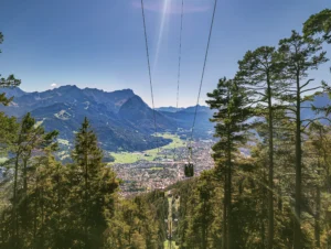 Wankbahn mit Blick auf Garmisch-Partenkirchen, Wettersteingebirge und Bayerische Alpen nahe dem Ferienhaus Wiesenhof Klais.