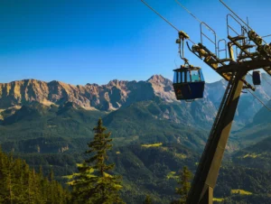 Wankbahn vor Alpenpanorama bei Garmisch-Partenkirchen, Ausflugsziel für Gäste des Ferienhauses Wiesenhof in Klais.