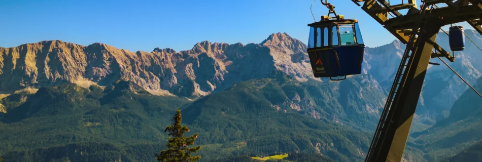 Wankbahn vor Alpenpanorama bei Garmisch-Partenkirchen, Ausflugsziel für Gäste des Ferienhauses Wiesenhof in Klais.