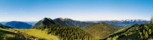 Weites Bergpanorama vom Wank über die Bayerischen Alpen, Natururlaub und Wandern nahe Klais und Mittenwald.