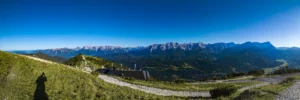 Panoramablick vom Wank auf Wettersteingebirge und Karwendelgebirge, Ausflug vom Ferienhaus Wiesenhof Klais.