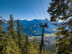Wankbahn über Garmisch-Partenkirchen mit Blick auf das Wettersteingebirge, Wanderung und Ausflug nahe Klais und Mittenwald.