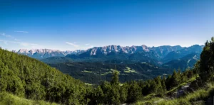 Bergweg beim Aufstieg auf den Wank mit weitem Alpenpanorama über Garmisch-Partenkirchen, Natururlaub nahe Klais und Mittenwald.
