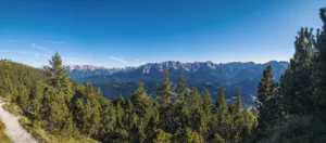 Panoramablick beim Aufstieg auf den Wank bei Garmisch-Partenkirchen mit Wettersteingebirge und Bayerischen Alpen, Ausflug vom Ferienhaus Wiesenhof in Klais.