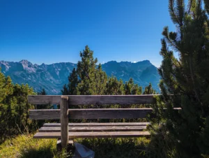 Holzbank am Wank mit Blick auf das Wettersteingebirge bei Garmisch-Partenkirchen, Ausflugsziel vom Ferienhaus Wiesenhof in Klais.