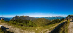 Panorama am Wank-Gipfel mit Blick über die Bayerischen Alpen, Ausflug nahe Garmisch-Partenkirchen, Klais und Mittenwald.